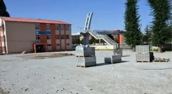 Tatvan Belediyesi Okul Bahçelerine Parke Taşı Döşüyor