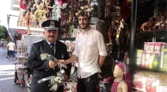 Alanya Belediye Zabıtası Esnafa Çiçek Dağıttı