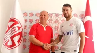 Antalyaspor Ozan İpek ile 1 Yıllık Sözleşme İmzaladı