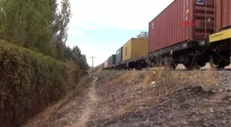 Elazığ'da İki Tren Çarpıştı : 5 Vagon ile 1 Lokomotif Devrildi