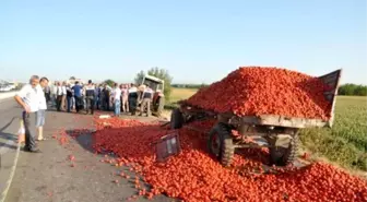 Tır, Domates Yüklü Traktöre Çarptı, Eski Muhtar Öldü