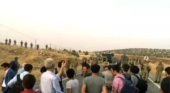 Cizre'ye Giden Demirtaş ile Bakanların Önü Midyat'ta Kesildi (4)