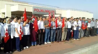Hastane Çalışanları Şehitler İçin Saygı Duruşunda Bulundu