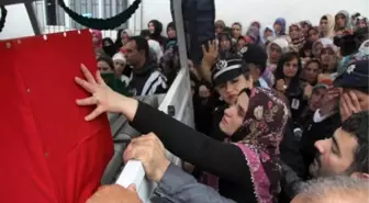 Şehit Polis İçin Evinin Önünde Helallik Alındı