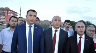 MHP'liler Doğu ve Güneydoğu İllerine Giden Otobüsleri Durdurup Gül ve Lokum Dağıttı