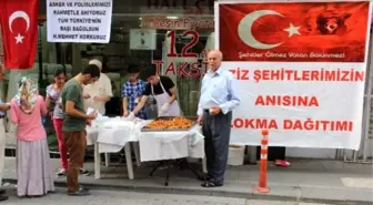 Şehitler İçin Lokma Dağıttı