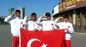 Bakan Kılıç, Milli Boksörlerleri Tebrik Etti