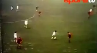 Efsane Bobby Charlton Liverpool Ağlarını Havalandırıyor | 1970