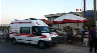Kırkağaç Otomobil, Park Halindeki Otomobile Çarptı: 6 Yaralı