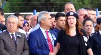 Şehidi Kardeşi Polis Şapkasıyla Karşıladı