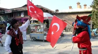 Bursalı Tiyatrocu Hdp'yi Karagöz Kıyafetiyle Protesto Etti