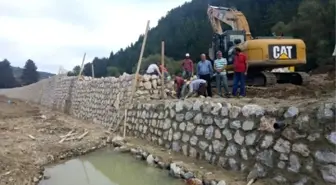 Azdavay'da İstinat Duvarı Çalışmaları Devam Ediyor