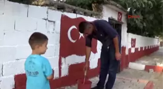 Teröre Tepki Gösteren Vatandaş Evinin Bahçesine Türk Bayrağı Çizdi