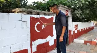 Teröre Tepki İçin Evinin Bahçesine Türk Bayrağı Çizdi