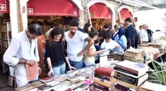 Vali Şahin '9. Beyoğlu Sahaflar Festivali'ni Ziyaret Etti