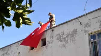 Adıyamanlı Şehidin Baba Ocağına Türk Bayrağı Asıldı