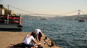 Tansiyonu Düşen Yaşlı Adamı Teknedekiler Kurtardı