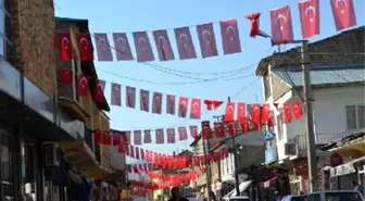 Terörü Lanetleyen Belediye Her Yeri Bayraklarla Donatıyor.