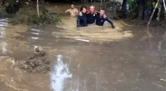 Gemlik'de Sağanak Yağmur Ev ve İşyerlerini Bastı