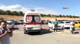 Denizli Kaza Sonrası Trafiği Düzenleyen Polise Otomobil Çarptı