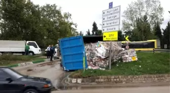 Virajı Alamayan Atık Kağıt Kamyonu Devrildi: 1 Yaralı