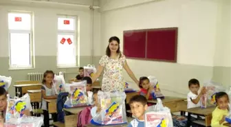 Final Koleji Yoksul Öğrencilere Kitap Seti Hediye Etti
