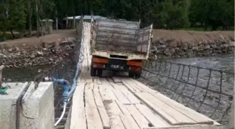 Tahta Köprüden Kamyoneti ile Çoruh Nehrine Düşmekten Son Anda Kurtuldu