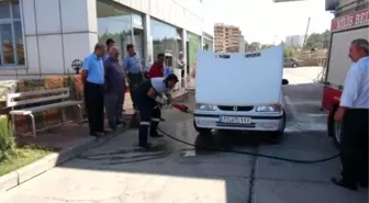 Kilis'te Otomobilin Motor Kısmına Kedi Girdi