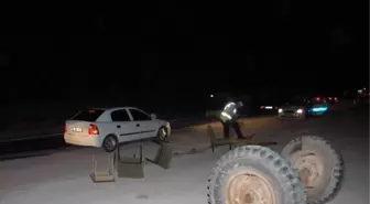 Otomobil Traktöre Arkadan Çarptı: 3 Yaralı