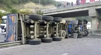 Tır'dan Düşen Konteynere Otomobil Çarptı: 3 Ölü, 3 Yaralı