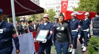 Ablası, Şehit Kardeşini Asker Selamıyla Uğurladı