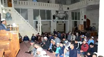 Gençlere Cami Çıkışında Çorba Dağıtıldı