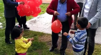 MHP'li Kilci'den Çocuklara Türk Bayraklı Balon ve Çikolata