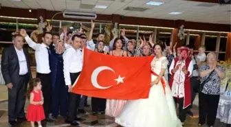 Düğün Sonunda Genç Çifte Türk Bayrağı