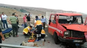 Tekeri Patlayan Kamyonet Köprünün Bariyerlerine Çarptı