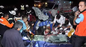 Traktör Römorkuna Giren Otomobilde Sıkışan Çifti İtfaiye Kurtardı