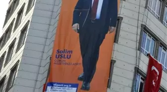 CHP İl Başkanlığının Olduğu Binaya AK Partili Adayın Afişi Asıldı