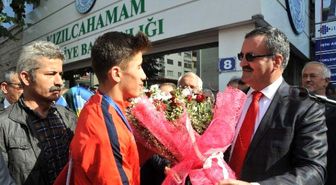Şampiyon Güreşçiye Muhteşem Karşılama