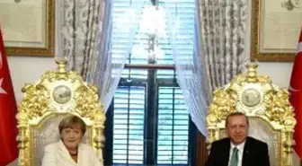 Mabeyn Köşkü'ndeki Tarihi Koltuklara Hilal Sonradan Kondu