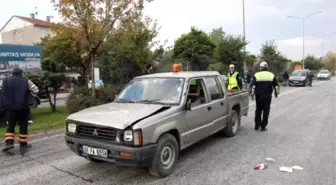 Trafiğe Kapalı Yolda Kamyonet Çarptı