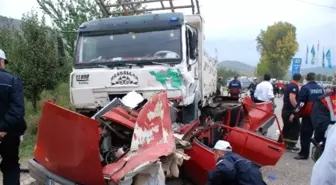 Tokat'ta Kamyon ile Otomobil Çarpıştı: 2 Ölü, 1 Yaralı