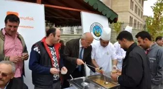 Belediye Başkanı Yıldız Vatandaşlara Aşure Dağıttı