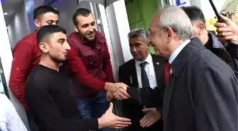 Kılıçdaroğlu, Kars'ta Yağmur Altında Çarşıyı Gezdi