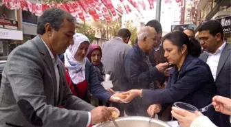 MHP Kadın Kolları Aşure İkramında Bulundu