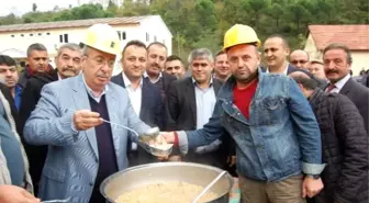 Çakan, Madenci Bareti Takıp Aşure Dağıttı