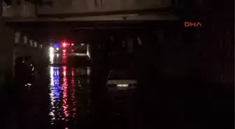 Tüneli Su Bastı, Otomobil Üzerinde Mahsur Kalanları İtfaiye Kurtardı
