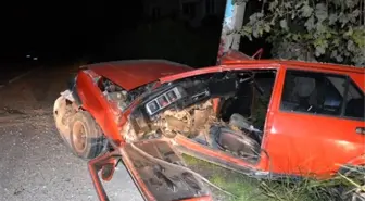 Ortaca'da Otomobil Elektrik Direğine Çarptı; 2 Yaralı