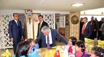 Vali Kamçı, Aşure İkramına Katıldı