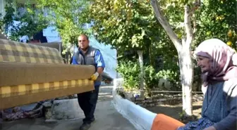 Başkan Toyran, Yaşlı Kadına Yardım Eli Uzattı