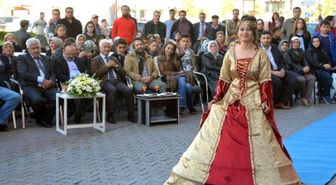 Çizgi Film Karekterli Kıyafetlerle Sokak Defilesi